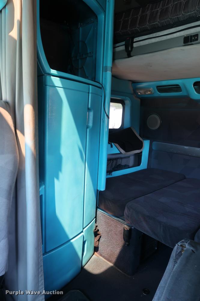 image for item DD1634 2007 Volvo VNL semi truck