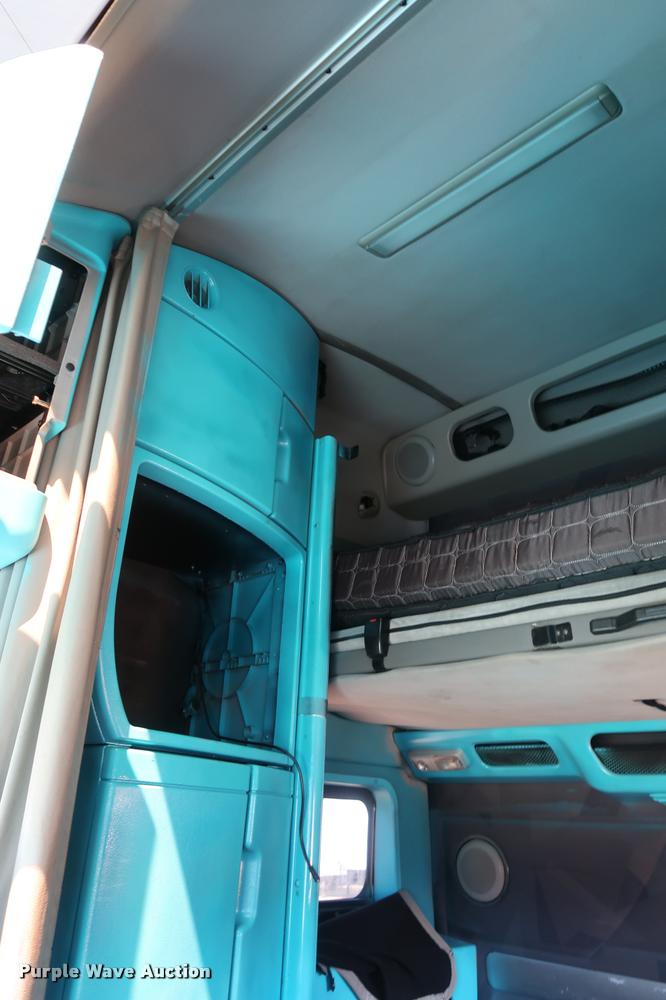 image for item DD1634 2007 Volvo VNL semi truck