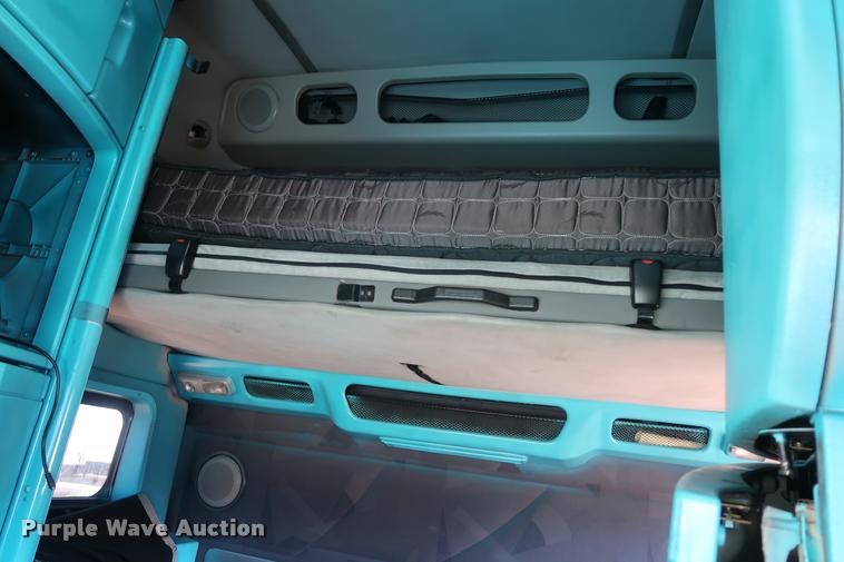 image for item DD1634 2007 Volvo VNL semi truck