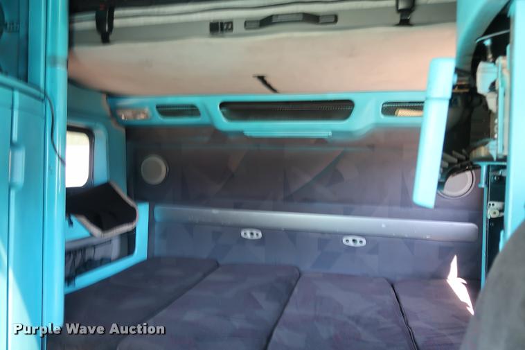 image for item DD1634 2007 Volvo VNL semi truck