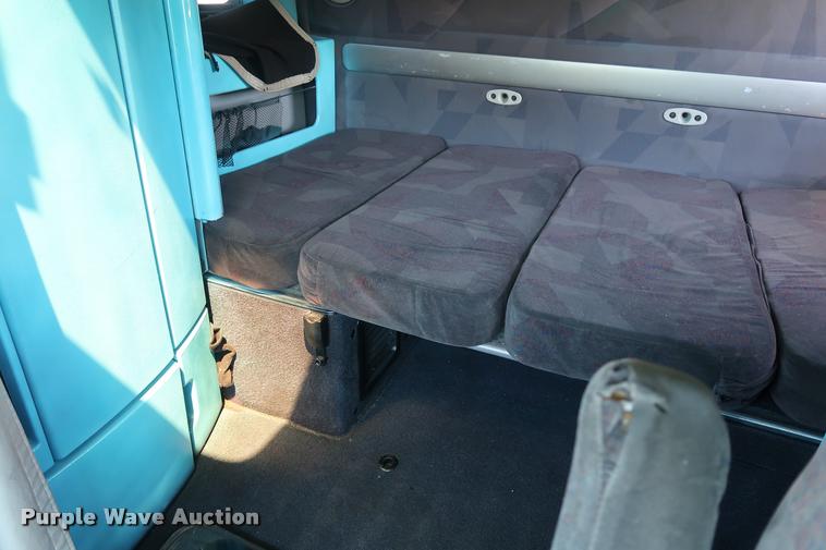 image for item DD1634 2007 Volvo VNL semi truck