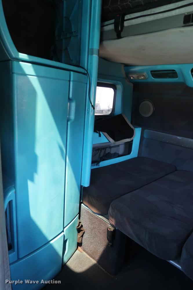 image for item DD1634 2007 Volvo VNL semi truck