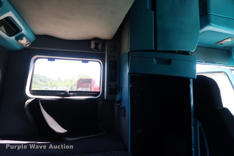 image for item DD1634 2007 Volvo VNL semi truck