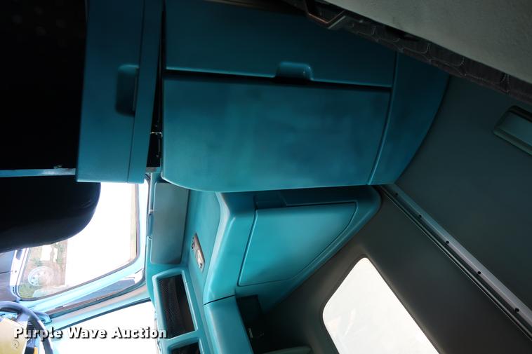 image for item DD1634 2007 Volvo VNL semi truck