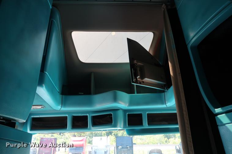 image for item DD1634 2007 Volvo VNL semi truck