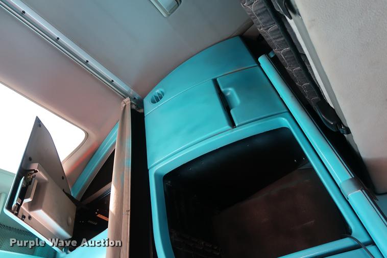 image for item DD1634 2007 Volvo VNL semi truck