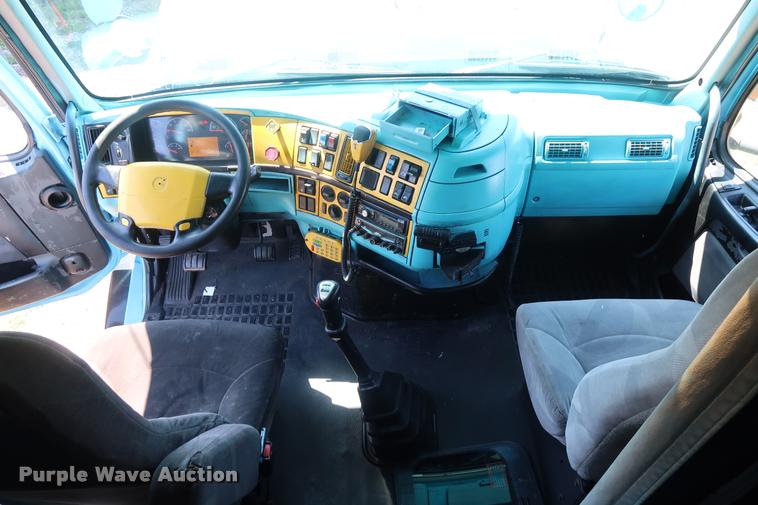 image for item DD1634 2007 Volvo VNL semi truck
