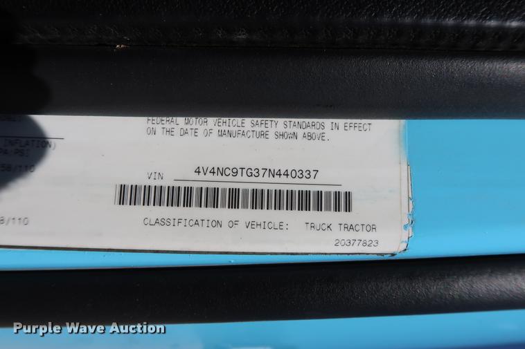 image for item DD1634 2007 Volvo VNL semi truck