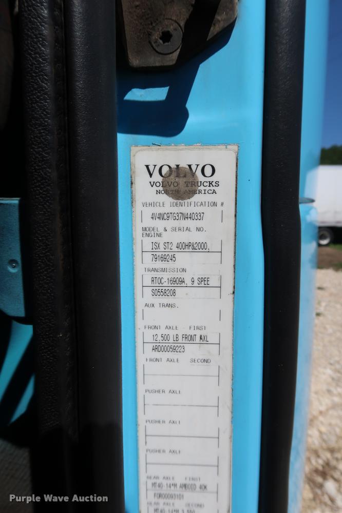 image for item DD1634 2007 Volvo VNL semi truck