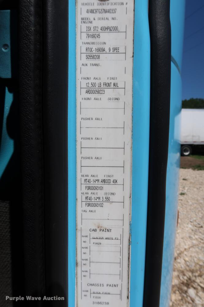 image for item DD1634 2007 Volvo VNL semi truck