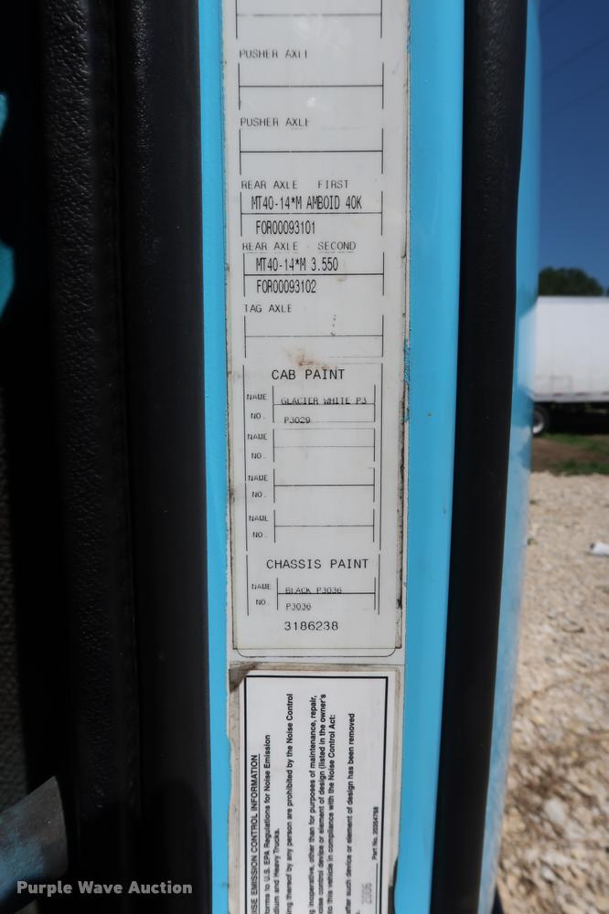 image for item DD1634 2007 Volvo VNL semi truck