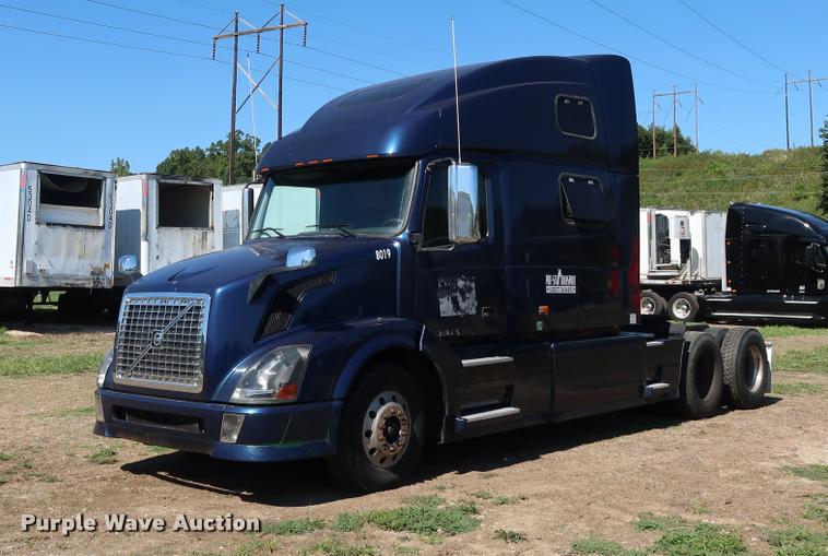 image for item DD1635 2006 Volvo VNL semi truck