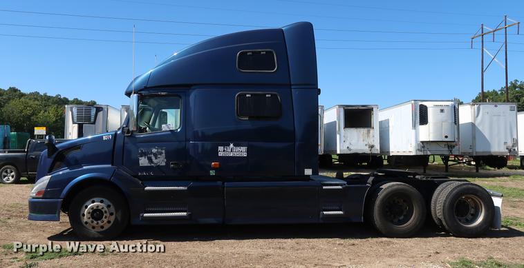 image for item DD1635 2006 Volvo VNL semi truck