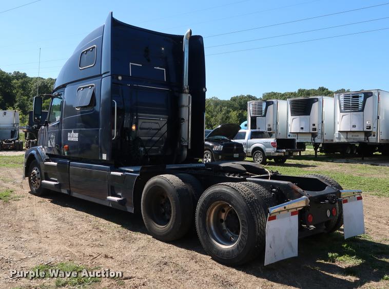 image for item DD1635 2006 Volvo VNL semi truck