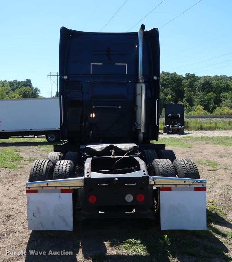 image for item DD1635 2006 Volvo VNL semi truck