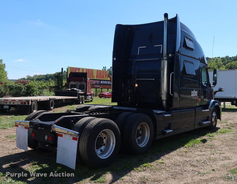 image for item DD1635 2006 Volvo VNL semi truck