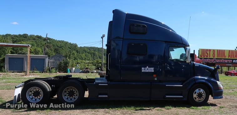 image for item DD1635 2006 Volvo VNL semi truck