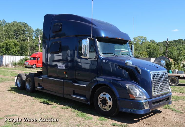 image for item DD1635 2006 Volvo VNL semi truck