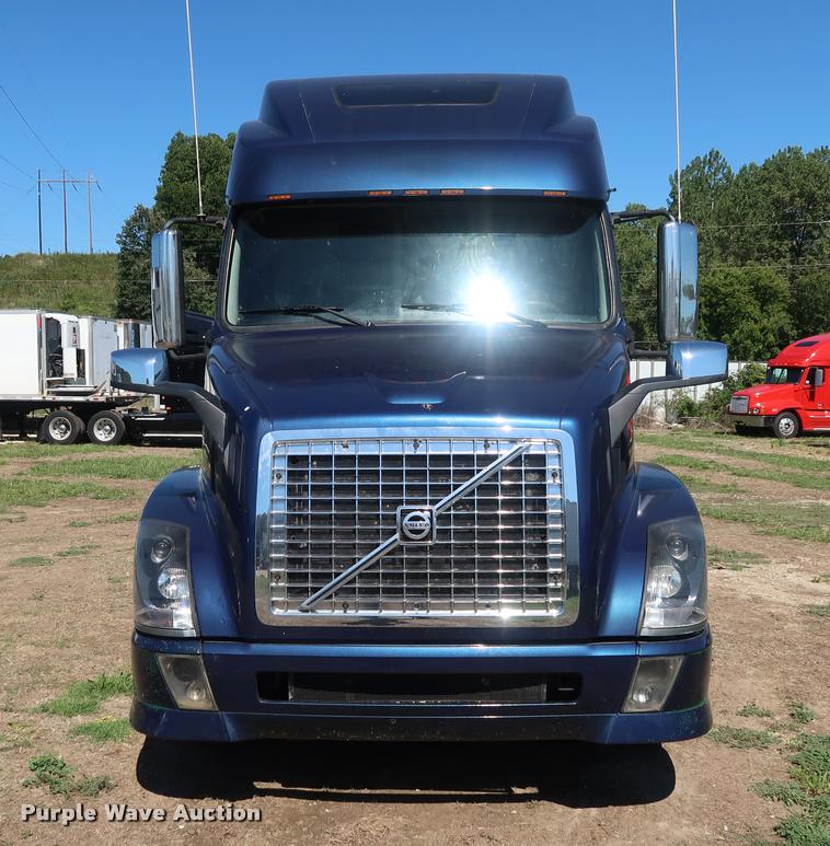 image for item DD1635 2006 Volvo VNL semi truck