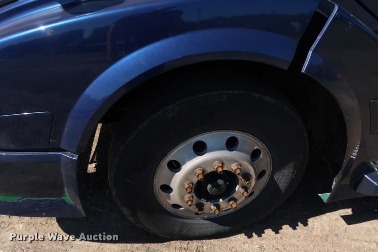 image for item DD1635 2006 Volvo VNL semi truck