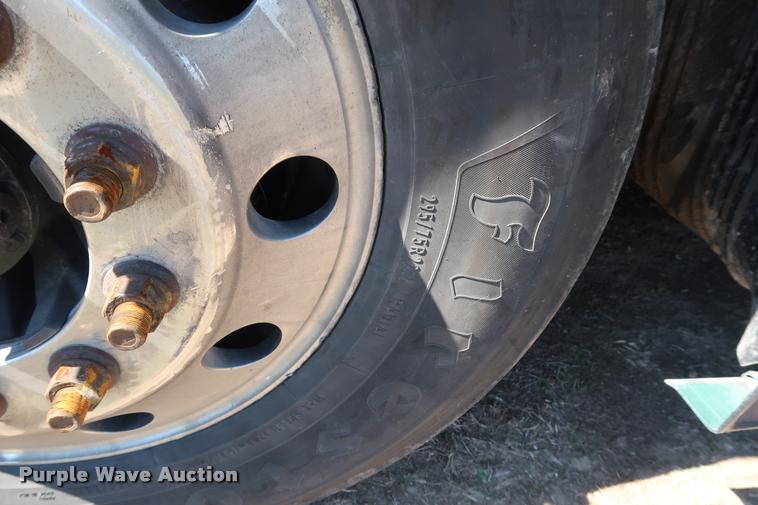 image for item DD1635 2006 Volvo VNL semi truck