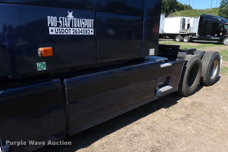 image for item DD1635 2006 Volvo VNL semi truck