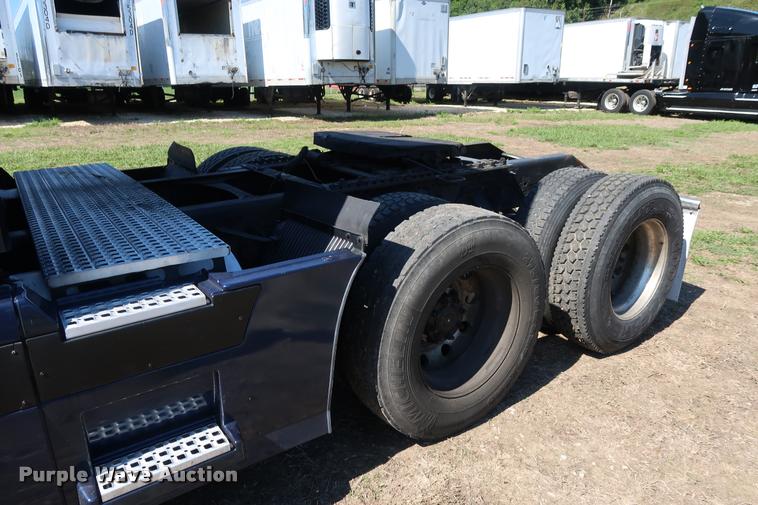 image for item DD1635 2006 Volvo VNL semi truck