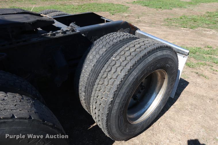 image for item DD1635 2006 Volvo VNL semi truck