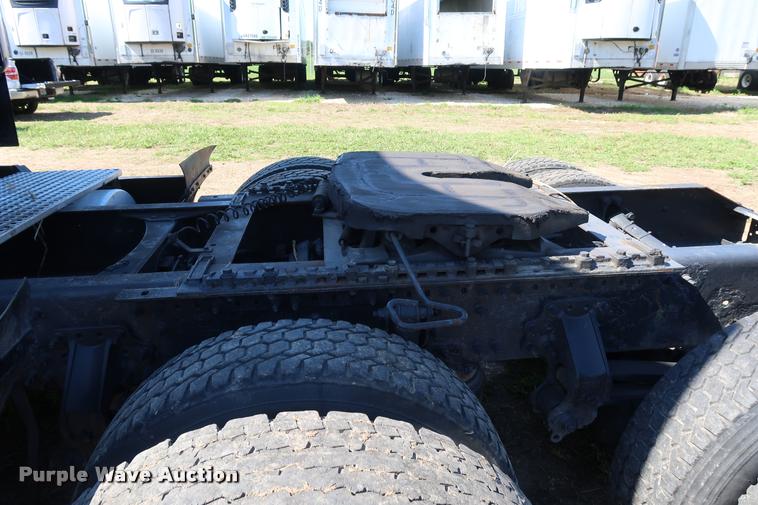 image for item DD1635 2006 Volvo VNL semi truck