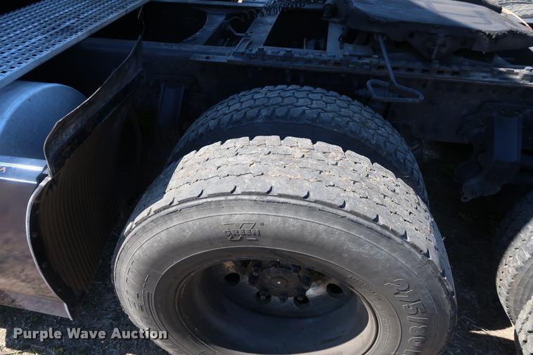 image for item DD1635 2006 Volvo VNL semi truck