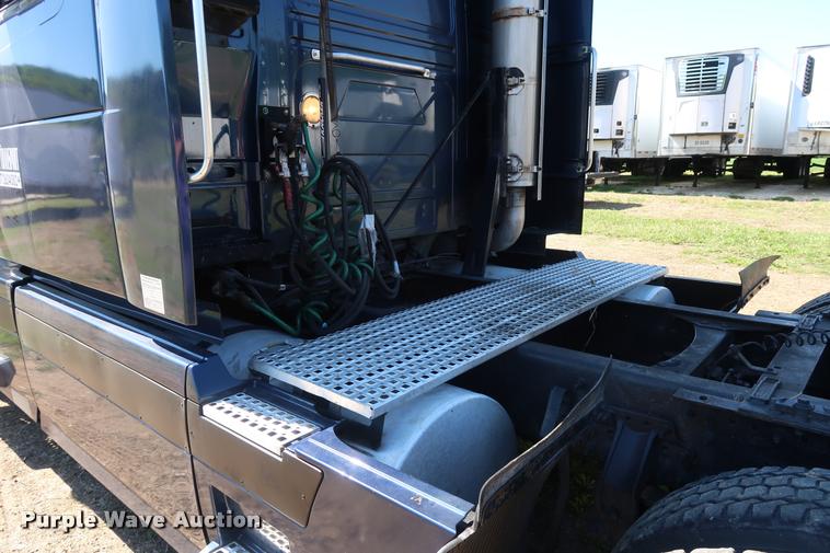 image for item DD1635 2006 Volvo VNL semi truck