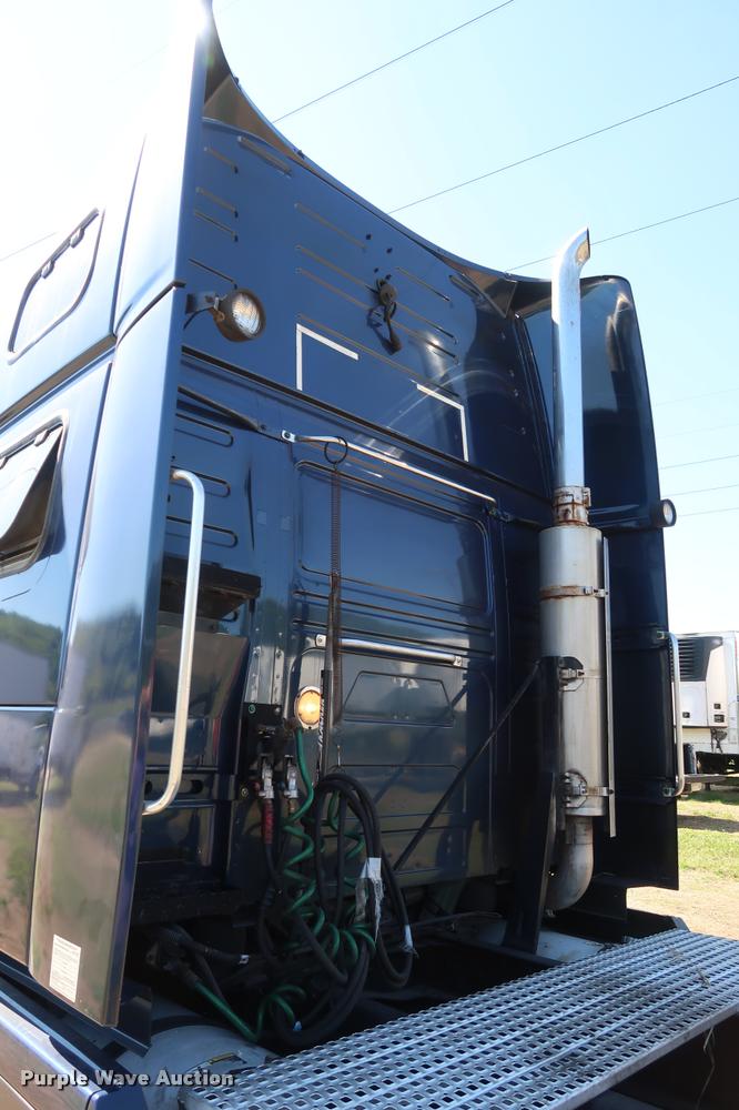image for item DD1635 2006 Volvo VNL semi truck