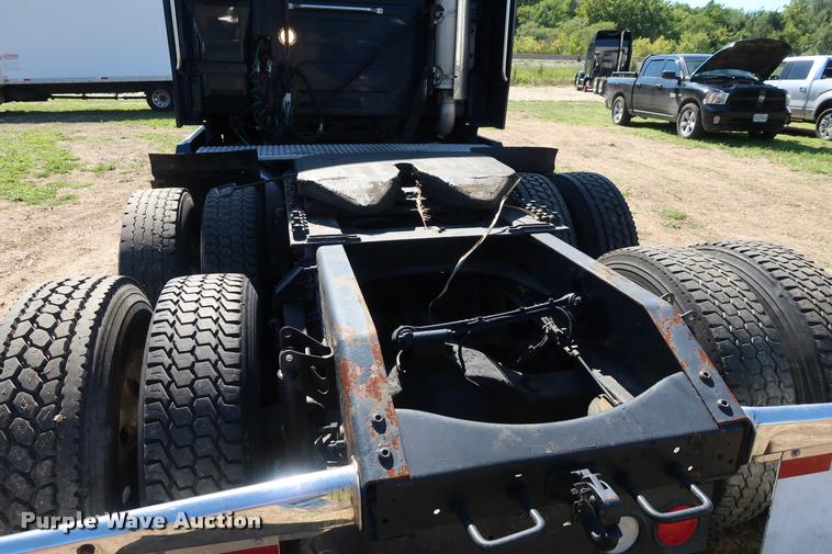 image for item DD1635 2006 Volvo VNL semi truck