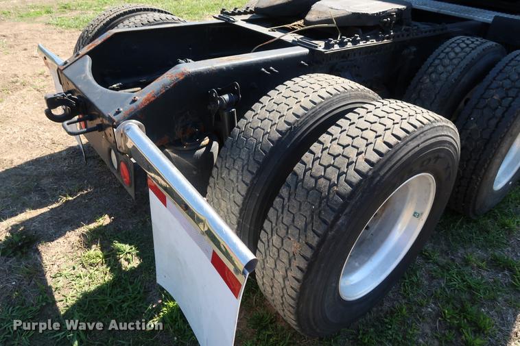 image for item DD1635 2006 Volvo VNL semi truck