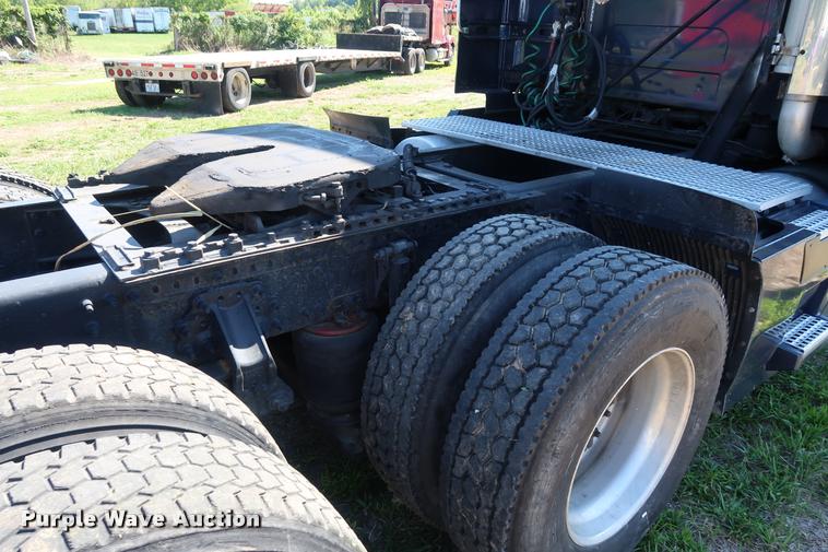 image for item DD1635 2006 Volvo VNL semi truck