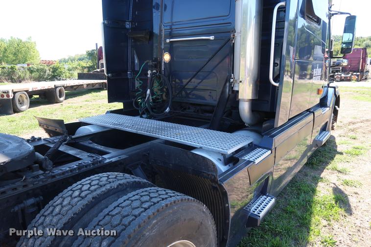 image for item DD1635 2006 Volvo VNL semi truck