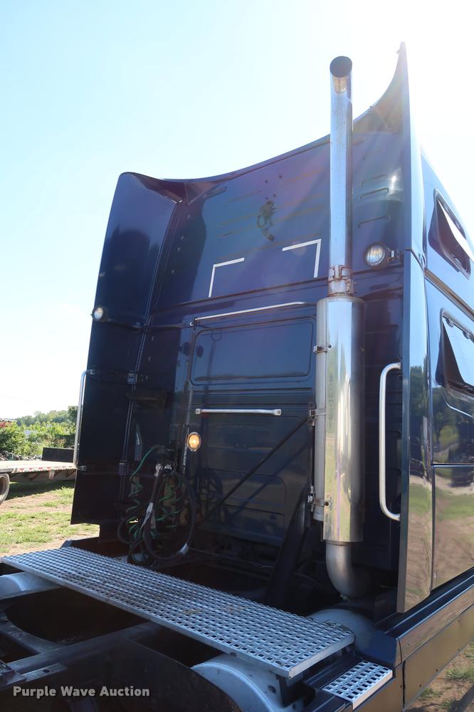 image for item DD1635 2006 Volvo VNL semi truck