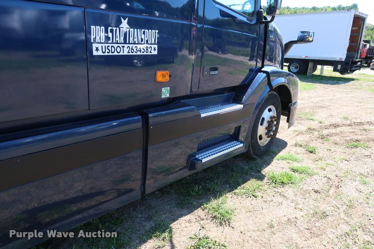 image for item DD1635 2006 Volvo VNL semi truck