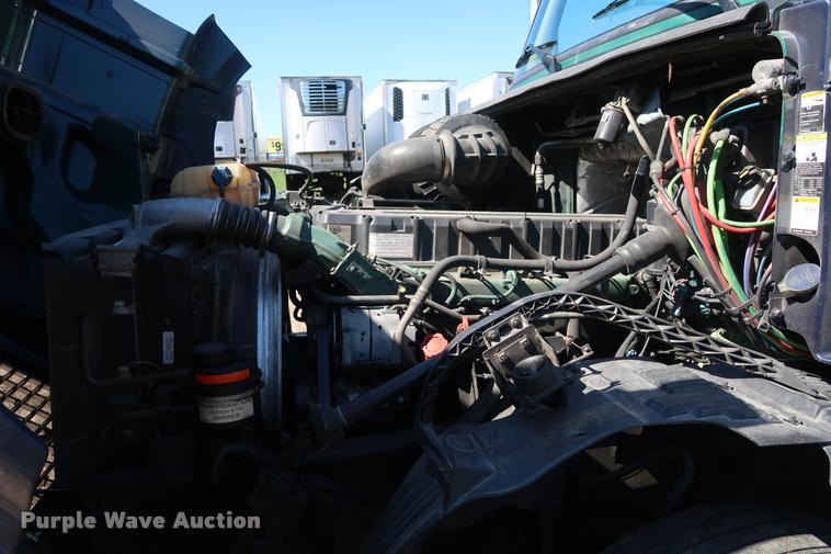 image for item DD1635 2006 Volvo VNL semi truck