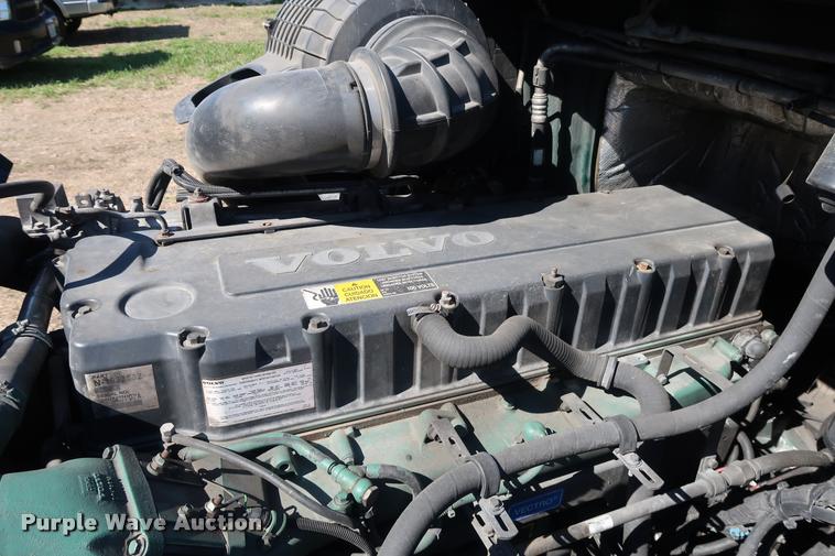 image for item DD1635 2006 Volvo VNL semi truck