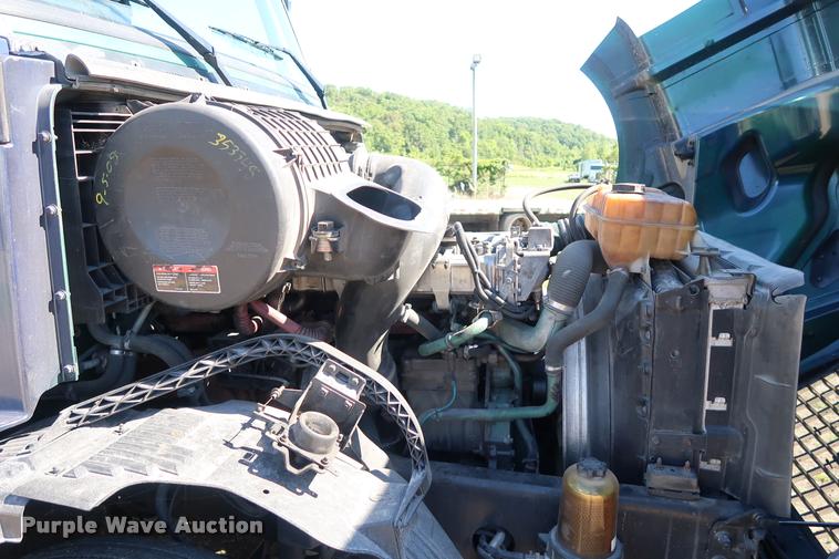 image for item DD1635 2006 Volvo VNL semi truck