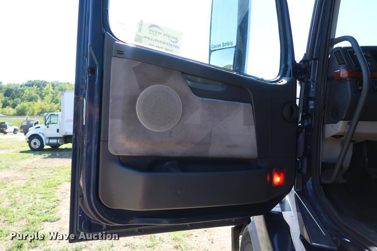 image for item DD1635 2006 Volvo VNL semi truck