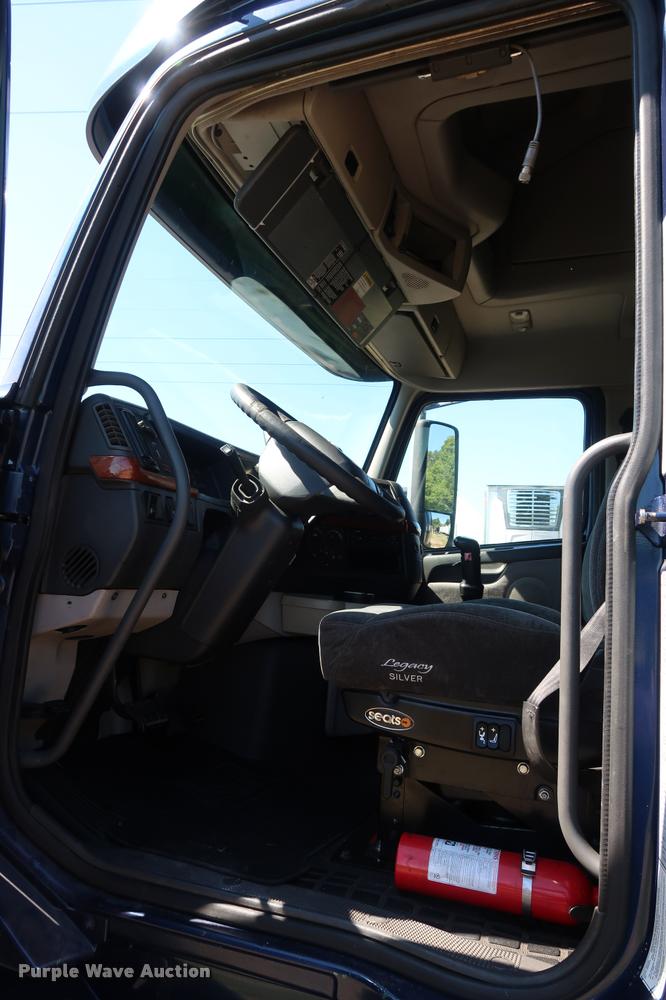 image for item DD1635 2006 Volvo VNL semi truck