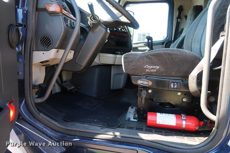 image for item DD1635 2006 Volvo VNL semi truck