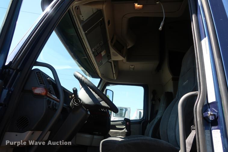 image for item DD1635 2006 Volvo VNL semi truck