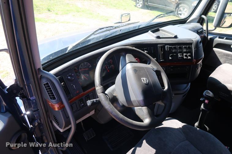 image for item DD1635 2006 Volvo VNL semi truck
