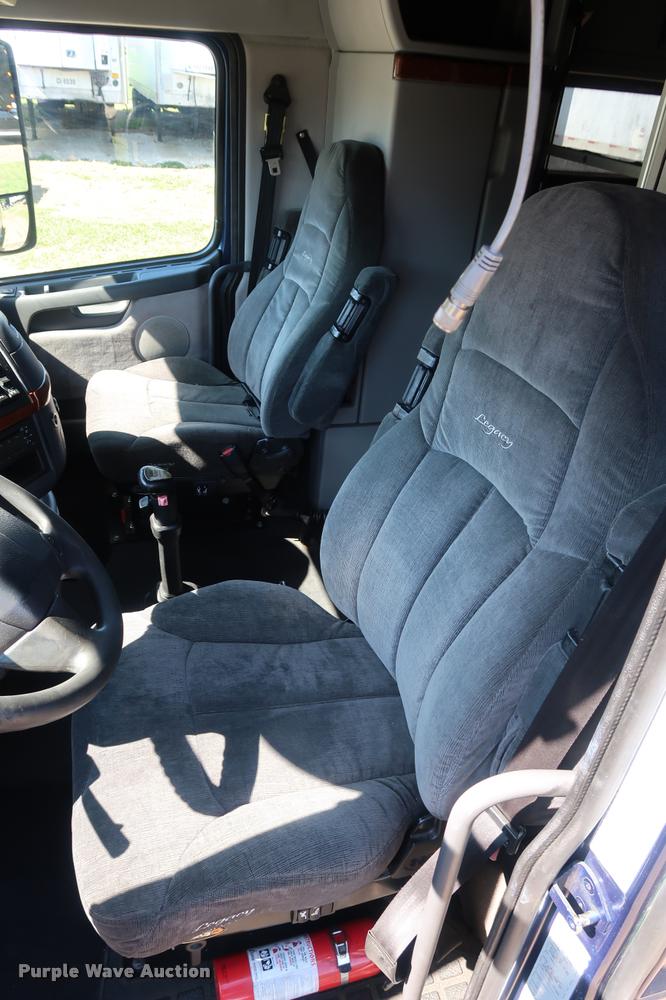 image for item DD1635 2006 Volvo VNL semi truck