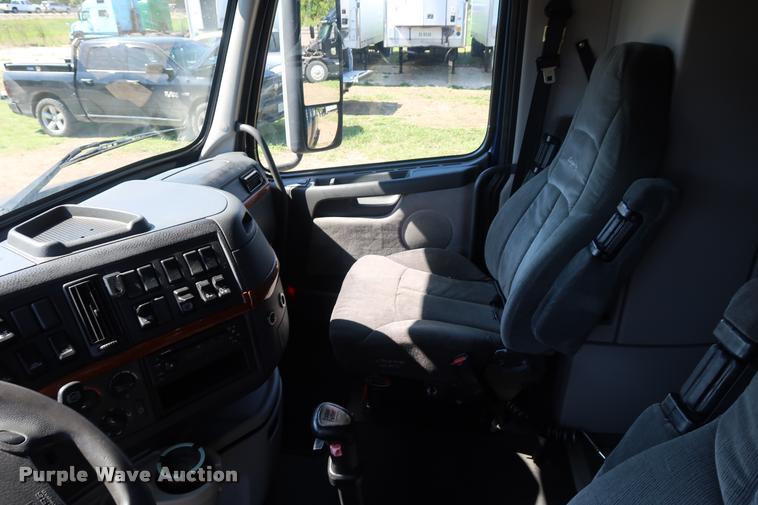 image for item DD1635 2006 Volvo VNL semi truck
