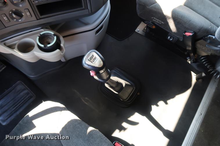 image for item DD1635 2006 Volvo VNL semi truck