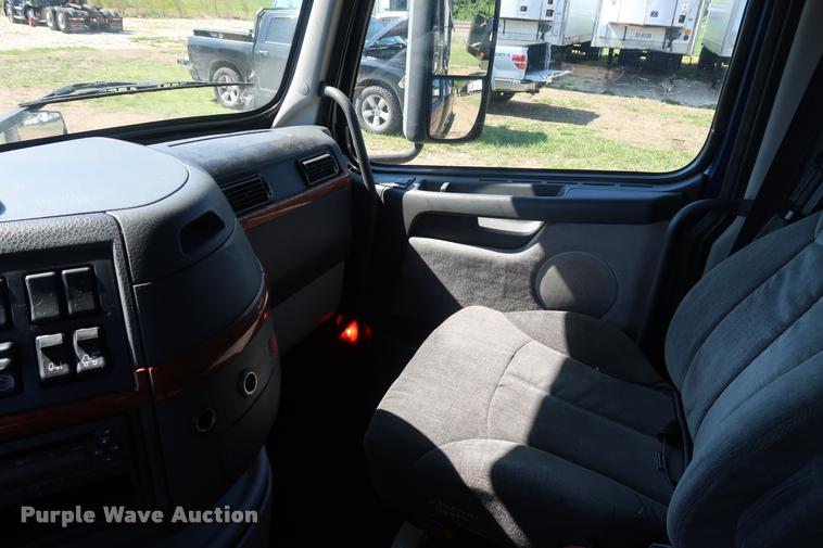 image for item DD1635 2006 Volvo VNL semi truck